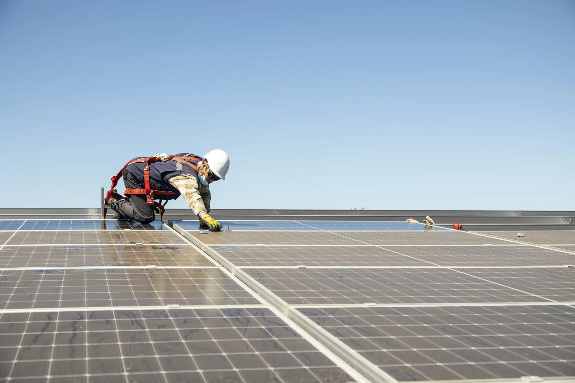 José Pérez, uno de los técnicos solares de Rising Sun ajusta la instalación de los paneles en la planta solar de la Fundación Punta de Lobos. Rising Sun es una empresa B especialista en energía solar. Punta de Lobos, Chile. Foto: Oscar Fredes