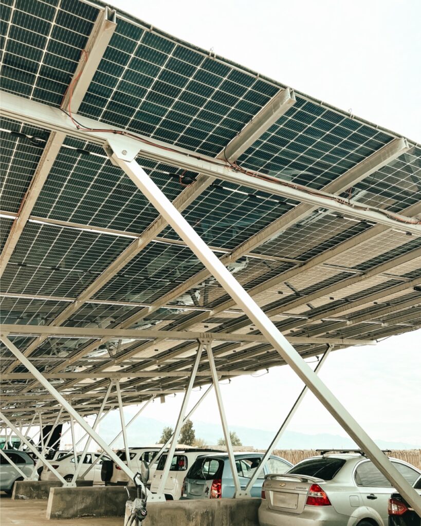 En la foto, el moderno estacionamiento solar compuesto por 144 paneles solares bi-faciales, que dan un total de 77 kWp de potencia a nuestro cliente Fundo Quilaco.